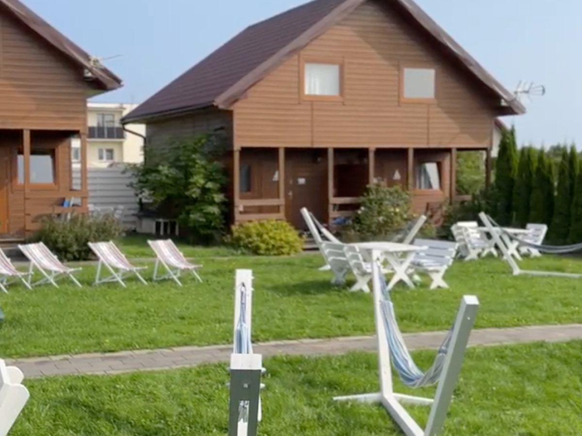 Drewniane domki letniskowe z ogrodem na terenie Żeglarskiej Przystani