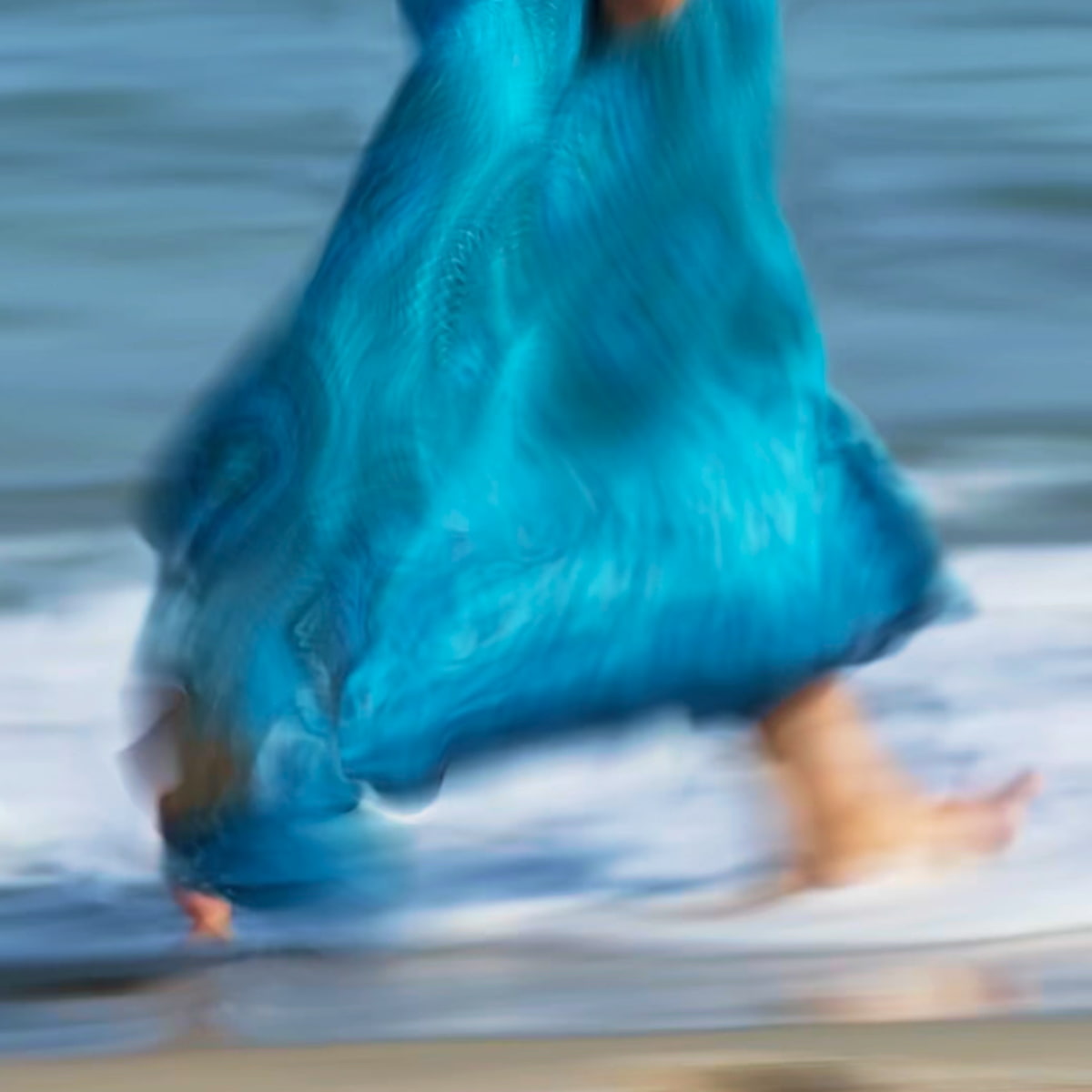 Gospodyni Żeglarskiej Przystani w turkusowej sukni idzie po plaży