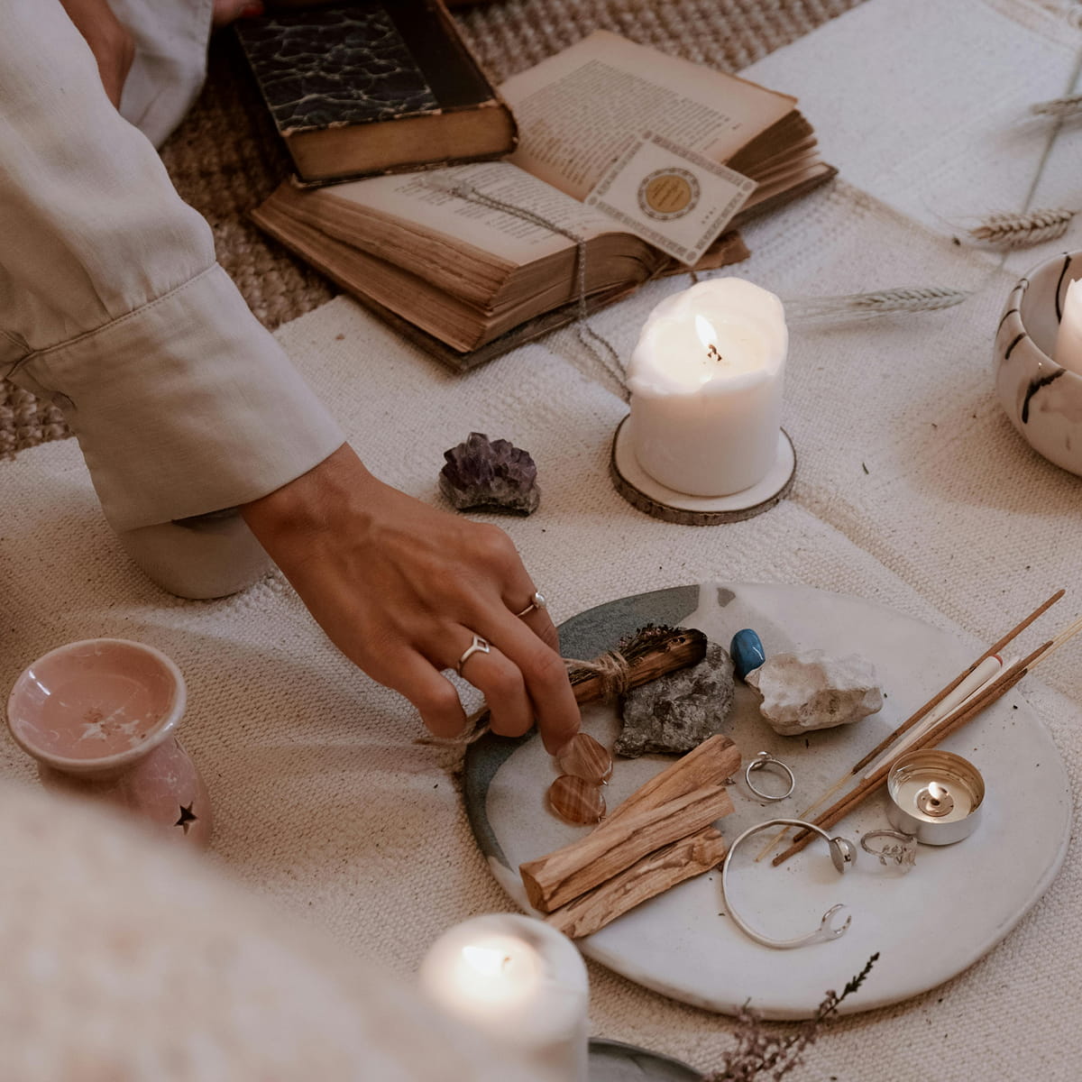 Rytuał z kryształami, świecami i kadzidłem