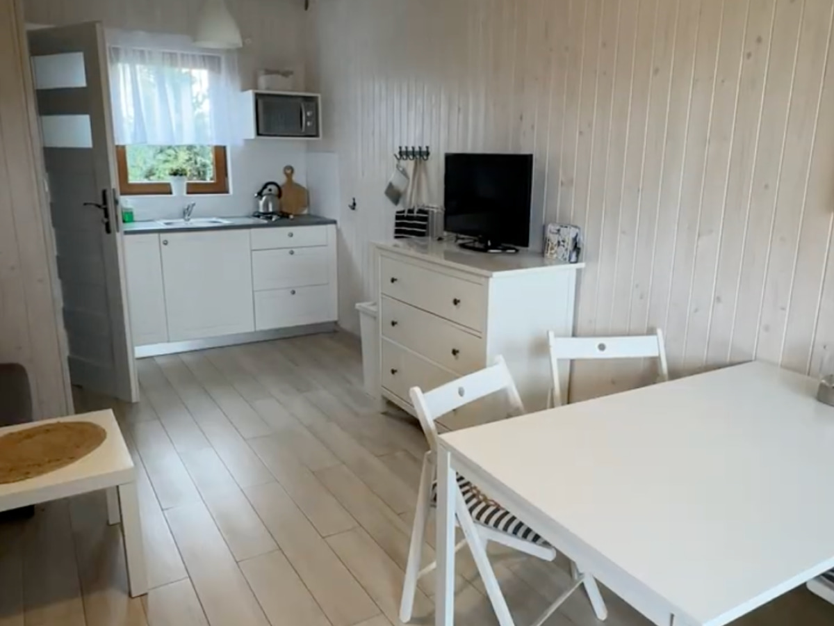 Jasna kuchnia z jadalnią w domku letniskowym Żeglarska Przystań