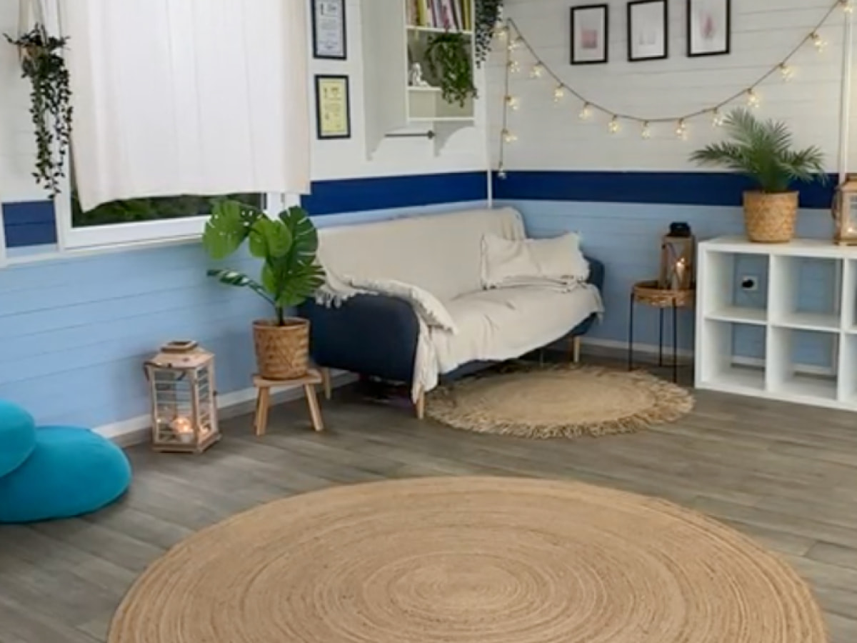 Przytulna sala warsztatowa z sofą i roślinami doniczkowymi w Żeglarskiej Przystani